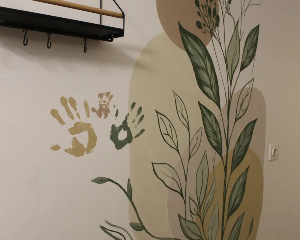 Botanički mural sa listovima i otiscima dlanova na unutrašnjem zidu